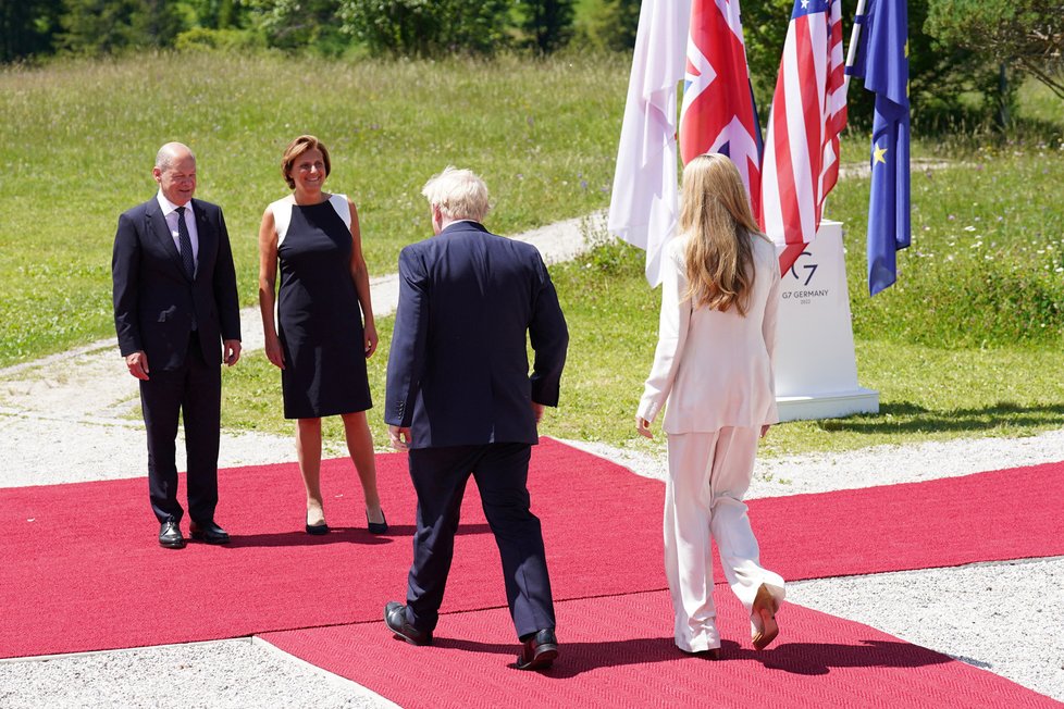 Summit G7 v Německu: Kacnléř Scholz s manželkou a Jonhosnovi