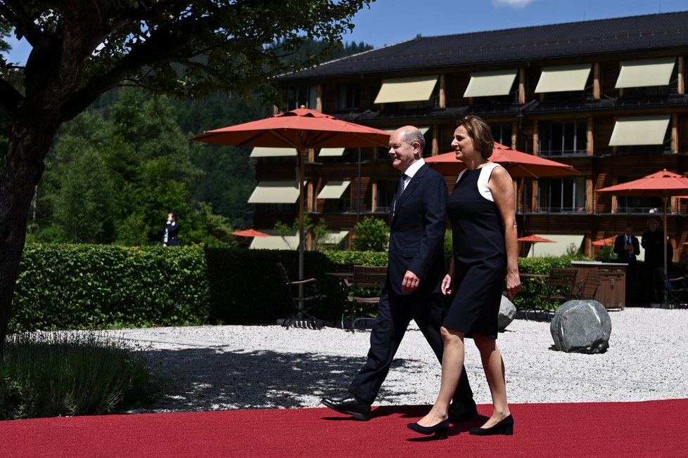 Summit G7 v Německu: Kancléř Scholz s manželkou