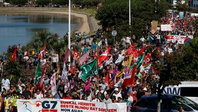 Na jihozápadě Francie demonstrují proti summitu G7 tisíce lidí (24. 8. 2019)