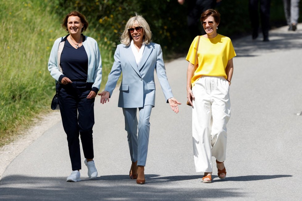 Partnerky lídrů zemí G7 Britta Ernstová, Brigitte Macronová a partnerka předsedy Rady EU Amelie Derbaudrenghienová. (27. 6. 2022)