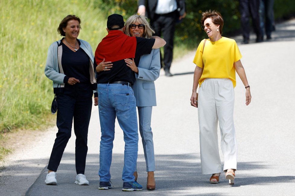 Partnerky lídrů zemí G7 Britta Ernstová, Brigitte Macronová a partnerka předsedy Rady EU Amelie Derbaudrenghienová. (27. 6. 2022)