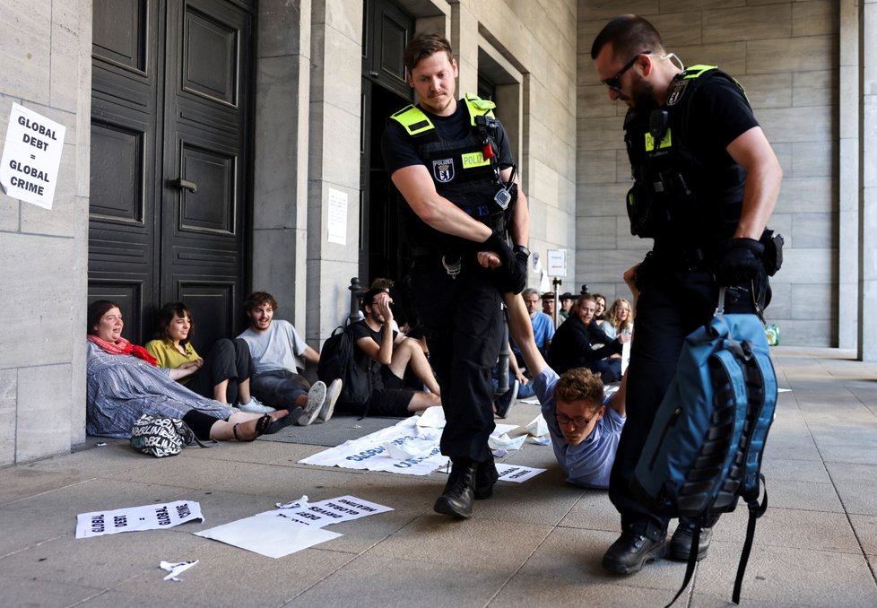 Protesty za klima před summitem G7. (27. 6. 2022)