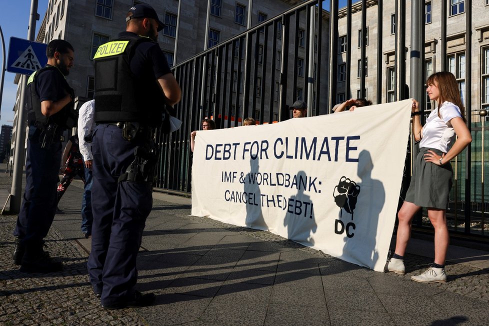 Protesty za klima před summitem G7. (27. 6. 2022)
