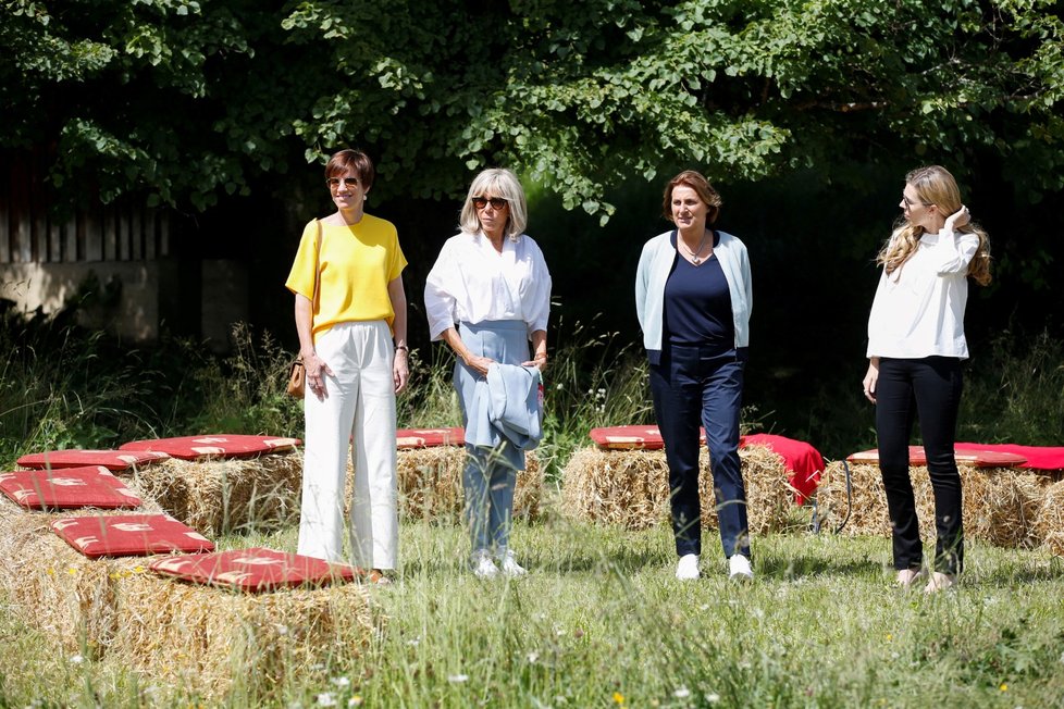 Zprava Carrie Jonsonová, Britta Ernstová, Brigitte Macronová, Amelie Derbaudrenghienová,. (Summit G7, 27. 6. 2022)