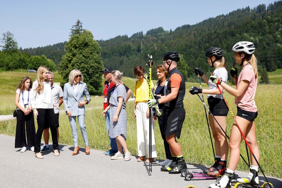 Carrie Jonsonová, Brigitte Macronová, Britta Ernstová, Amelie Derbaudrenghienová a biatlonisté. (Summit G7, 27. 6. 2022)