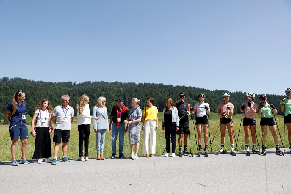 Carrie Jonsonová, Brigitte Macronová, Britta Ernstová, Amelie Derbaudrenghienová a biatlonisté. (Summit G7, 27. 6. 2022)