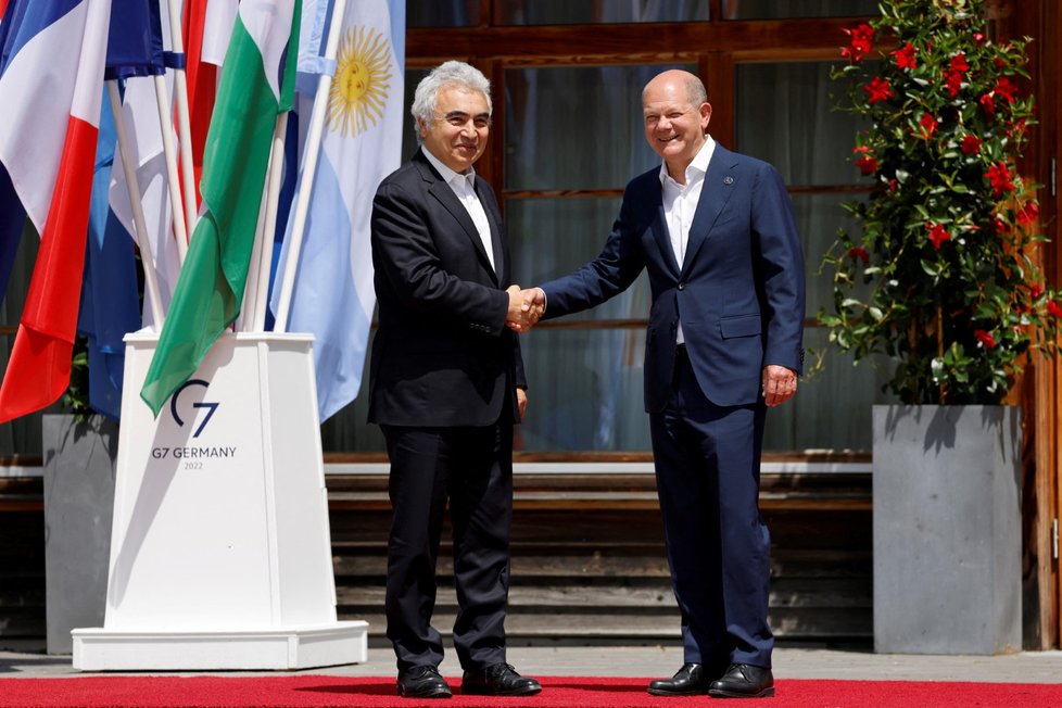 Summit G7 - německý kancléř Olaf Scholz vítá výkonného ředitele Mezinárodní energetické agentury (IEA) Fatiha Birola. (27. 6. 2022)