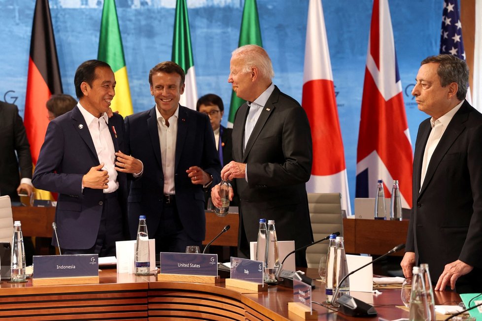 Summit G7 - Americký prezident Joe Biden, japonský premiér Fumio Kišida a francouzský prezident Emmanuel Macron vedle italského premiéra Maria Draghiho. (27. 6. 2022)
