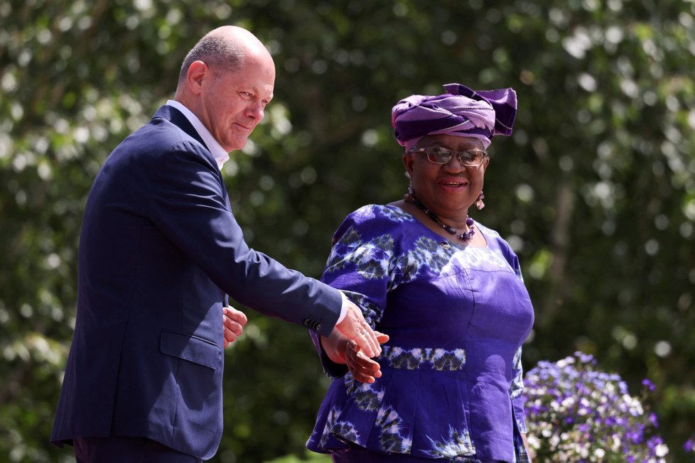 Generální ředitelka Světové obchodní organizace Ngozi Okonjo-Iweala s německým kancléřem Olafem Scholzem. (Summit G7, 27. 6. 2022)