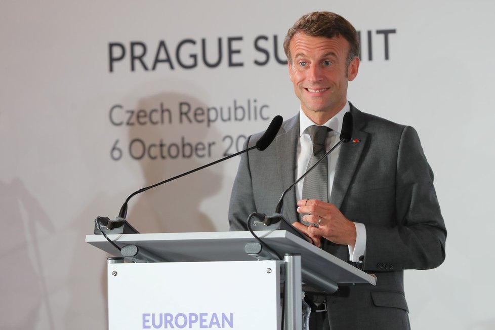 Emmanuel Macron si supersummit v Praze chválil.