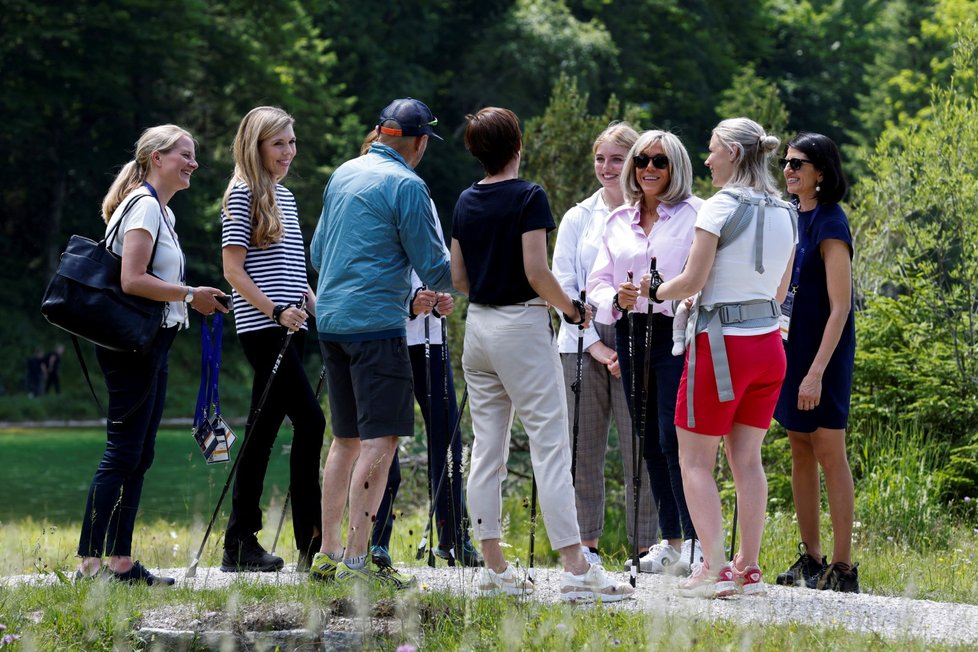 Johnsonová, Macronová, Ernstová a Derbaudrenghienová na vycháze s bývalými sportovci. (27. 6. 2022)