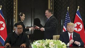 Kim Čong-unovi během podpisu smlouvy asistovala jeho mladší sestra Kim Jo-čong. Trumpovi ministr zahraničí Mike Pompeo.