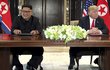 Kim Čong-un a Donald Trump během podpisu společného prohlášení.