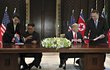 Kim Čong-unovi během podpisu smlouvy asistoval jeho mladší sestra Kim Jo-čong. Trumpovi ministr zahraničí Mike Pompeo.