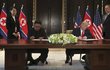Kim Čong-unovi během podpisu smlouvy asistoval jeho mladší sestra Kim Jo-čong. Trumpovi ministr zahraničí Mike Pompeo.