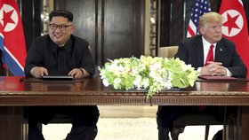 Kim Čong-un a Donald Trump během podpisu společného prohlášení