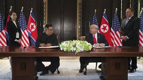 Kim Čong-unovi během podpisu smlouvy asistovala jeho mladší sestra Kim Jo-čong. Trumpovi ministr zahraničí Mike Pompeo.