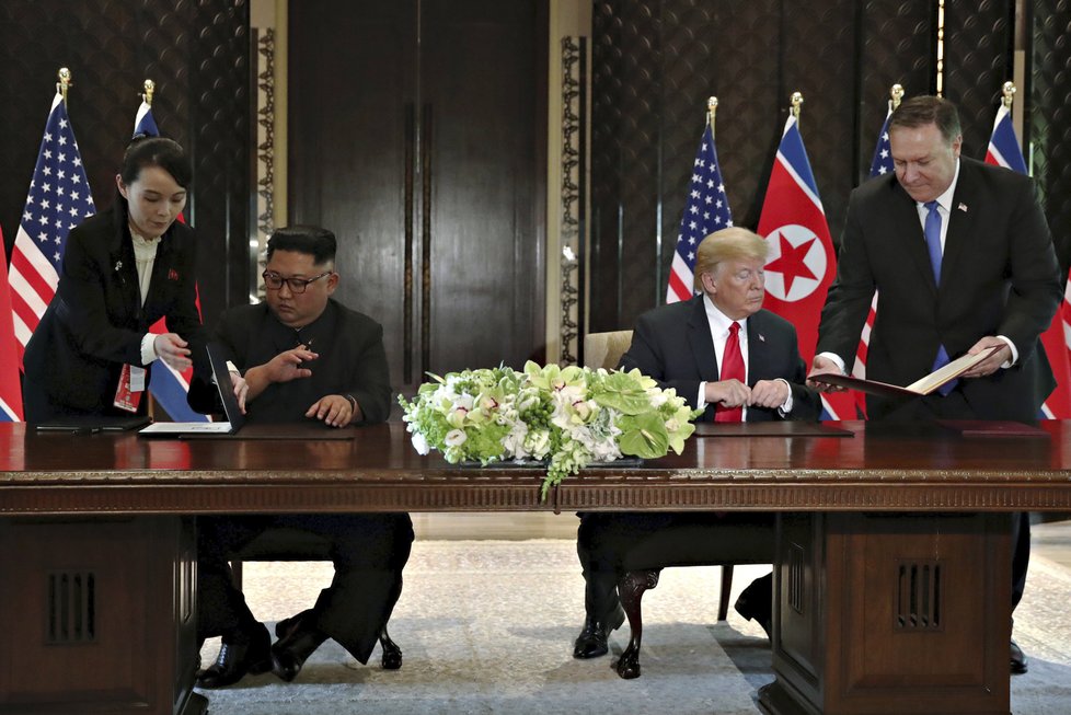 Kim Čong-unovi během podpisu smlouvy asistovala jeho mladší sestra Kim Jo-čong. Trumpovi ministr zahraničí Mike Pompeo.