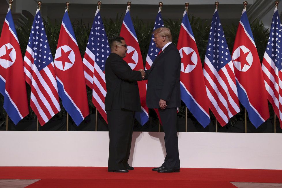 Donald Trump a Kim Čong-un potřesení rukou zahájili historický summit