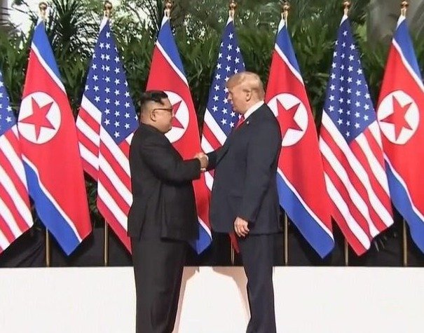 Kim a Trump zahájili historický summit.