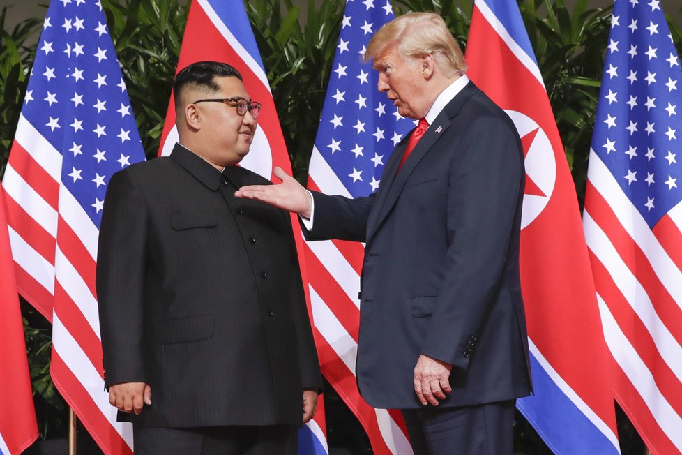 Historický summit KLDR-USA zahájilo potřesení rukou dvou osobností: Amerického prezidenta Donalda Trumpa a severokorejského vůdce Kim Čong-una