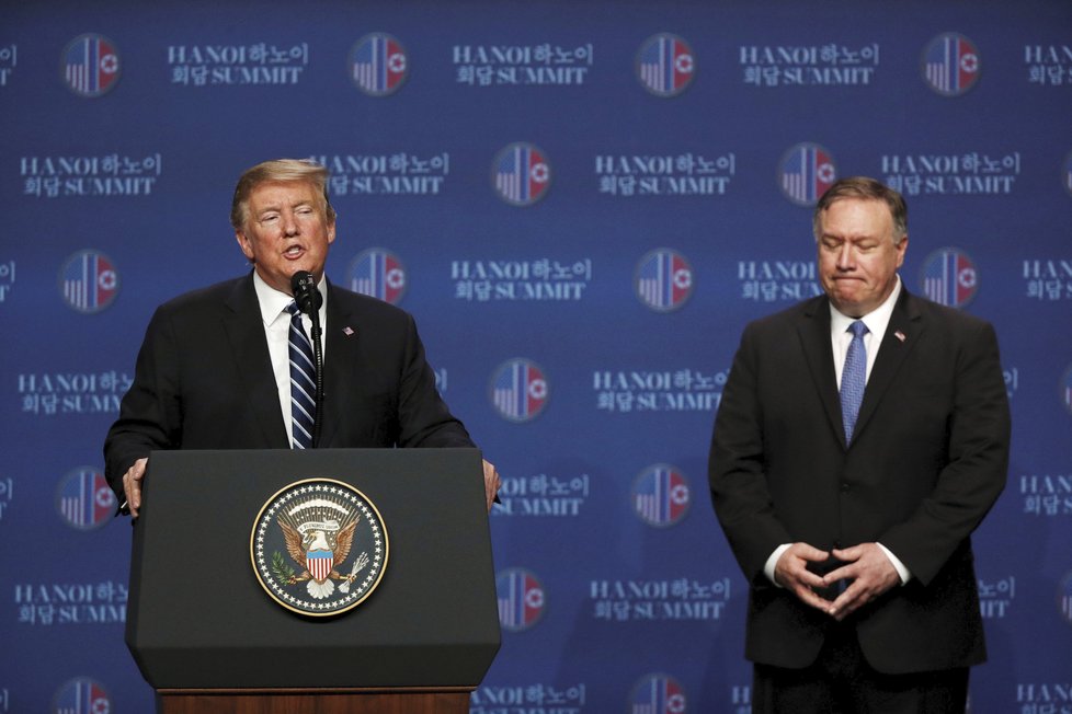 Prezident Trump společně s ministrem zahraničí Pompeem promluvil o nezdařilém summitu, (28.02.2019).