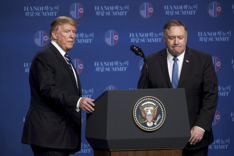 Prezident Trump společně s ministrem zahraničí Pompeem promluvil o nezdařilém summitu, (28.02.2019).