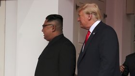 Donald Trump a Kim Čong-un přepsali historii: V Singapuru se sešli ke společnému jednání (12. 6. 2018).
