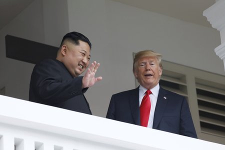 Kim a Trump z balkonu hotelu Capella zamávali novinářům.