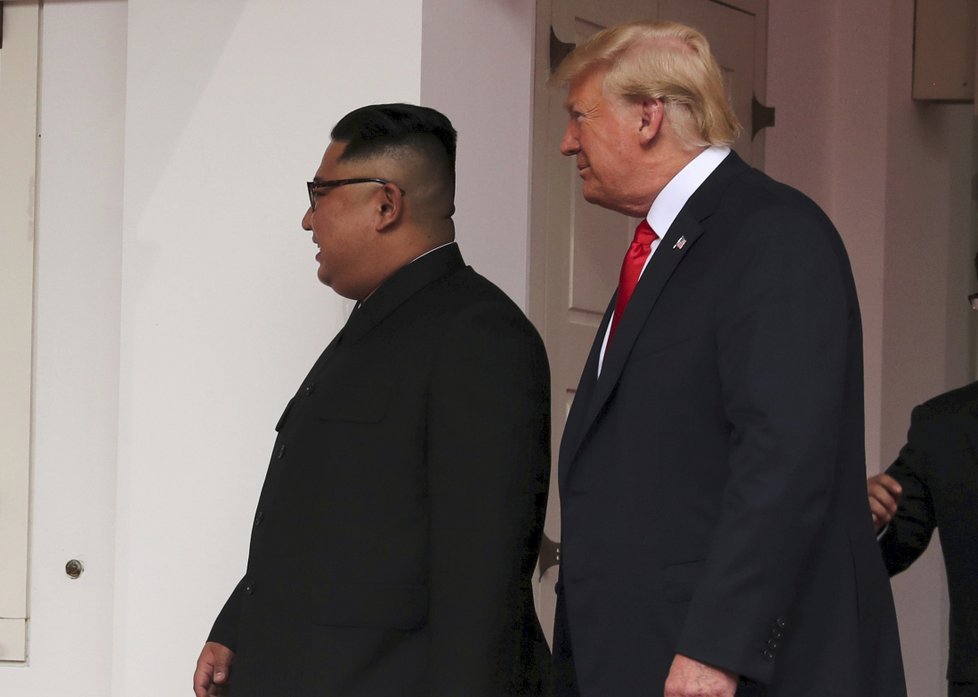 Kim a Trump během krátké procházky mezi jejich jednáními.