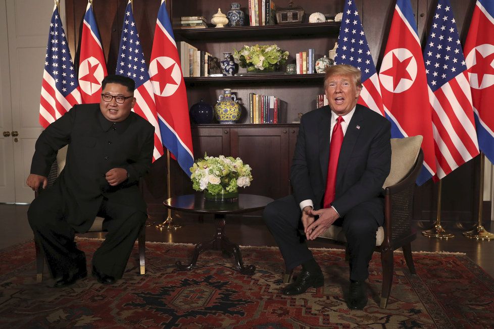 Historický summit KLDR-USA zahájilo potřesení rukou dvou osobností: Amerického prezidenta Donalda Trumpa a severokorejského vůdce Kim Čong-una.