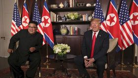 Historický summit KLDR-USA zahájilo potřesení rukou dvou osobností: Amerického prezidenta Donalda Trumpa a severokorejského vůdce Kim Čong-una.