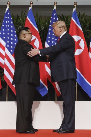 Historický summit KLDR-USA zahájilo potřesení rukou dvou osobností: Amerického prezidenta Donalda Trumpa a severokorejského vůdce Kim Čong-una.