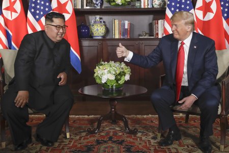 Historický summit KLDR-USA zahájilo potřesení rukou dvou osobností: Amerického prezidenta Donalda Trumpa a severokorejského vůdce Kim Čong-una.