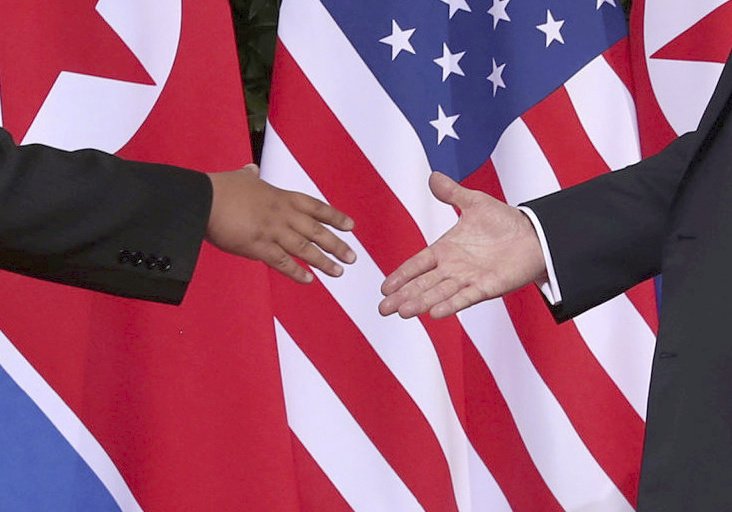 Historický summit KLDR–USA zahájilo potřesení rukou dvou osobností: Amerického prezidenta Donalda Trumpa a severokorejského vůdce Kim Čong-una.