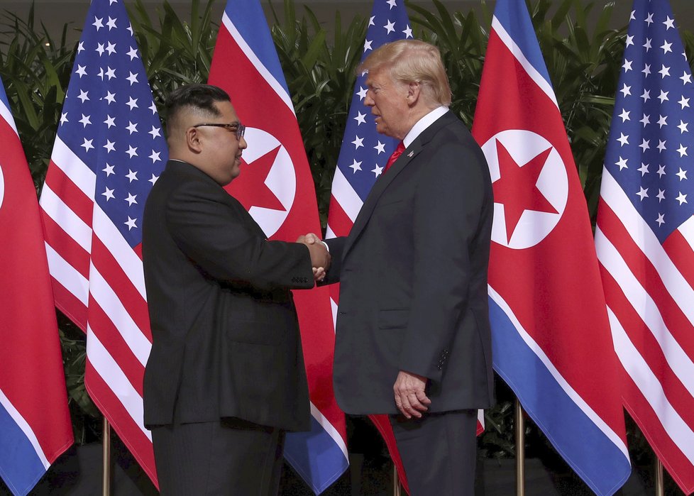 Historický summit KLDR–USA zahájilo potřesení rukou dvou osobností: Amerického prezidenta Donalda Trumpa a severokorejského vůdce Kim Čong-una.