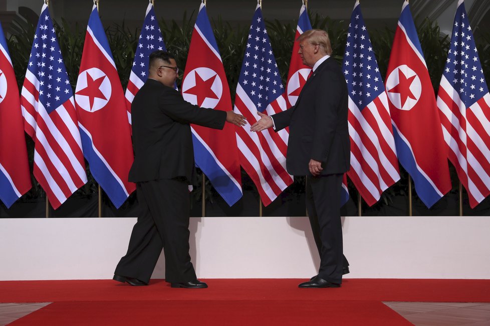 Historický summit KLDR-USA zahájilo potřesení rukou dvou osobností: Amerického prezidenta Donalda Trumpa a severokorejského vůdce Kim Čong-una.