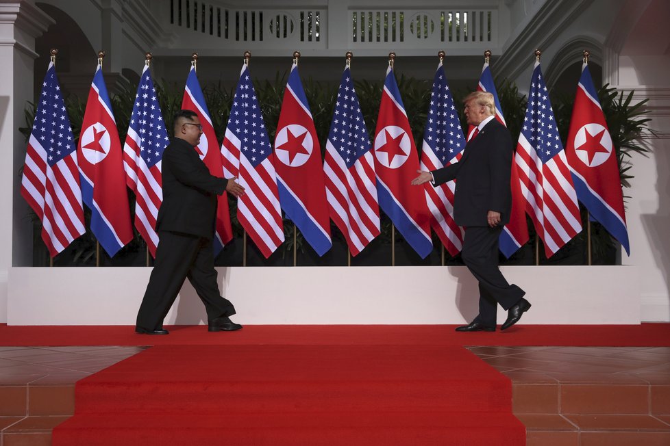 Historický summit KLDR-USA zahájilo potřesení rukou dvou osobností: Amerického prezidenta Donalda Trumpa a severokorejského vůdce Kim Čong-una.