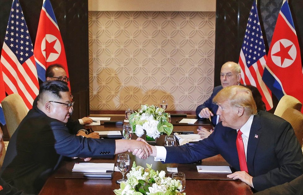 Donald Trump a Kim Čong-un se sešli v Singapuru na historickém summitu (12.6.2018)