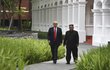 Po pracovním obědě si Kim Čong-un a Donald Trump vyšli na další procházku.