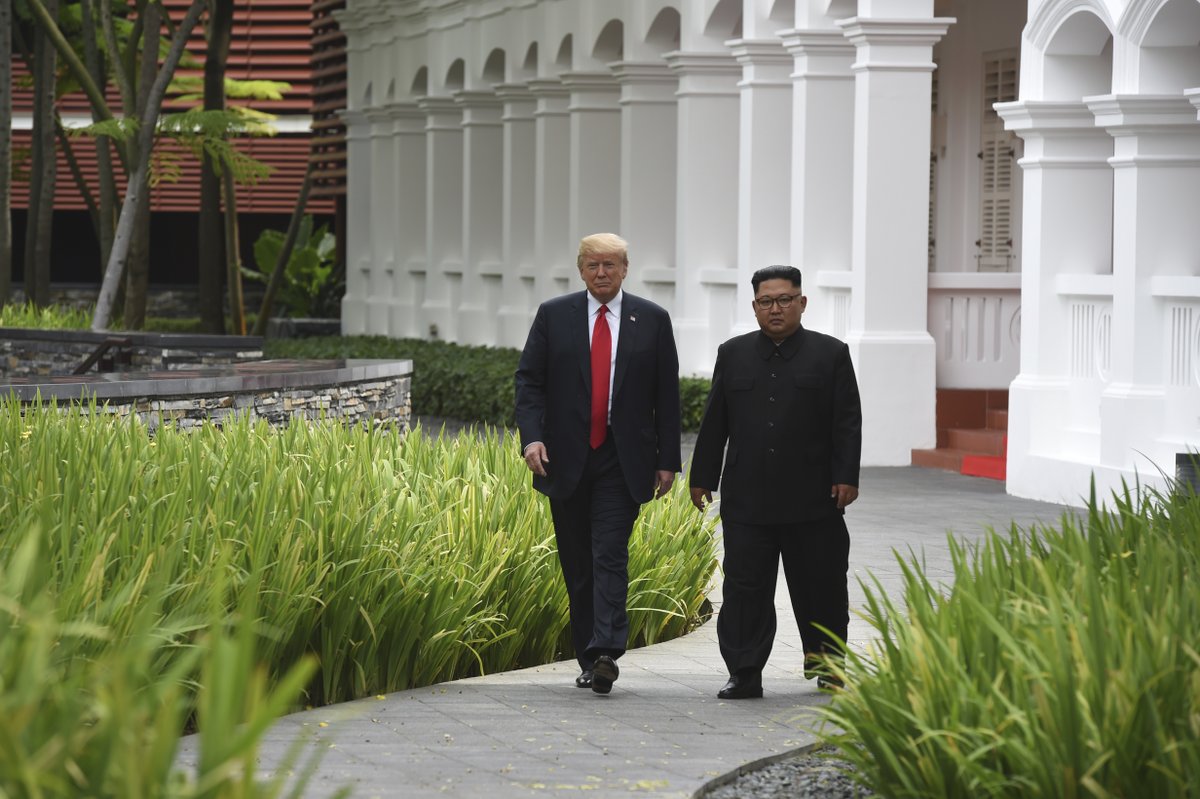 Po pracovním obědě si Kim Čong-un a Donald Trump vyšli na další procházku.