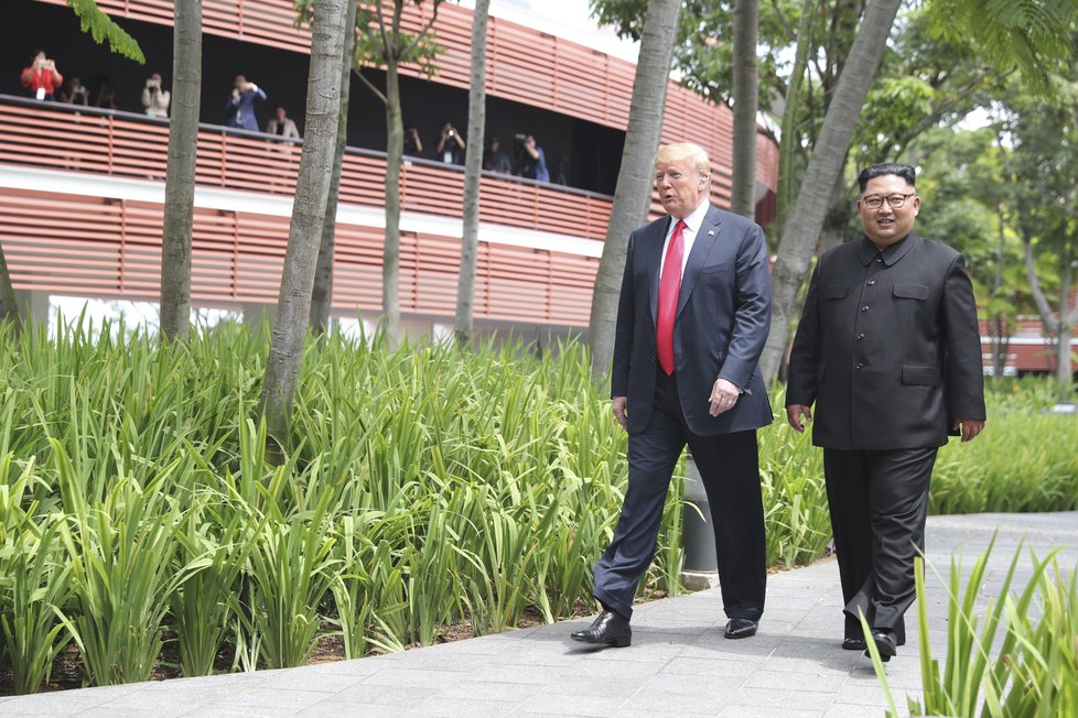 Po pracovním obědě si Kim Čong-un a Donald Trump vyšli na další procházku.