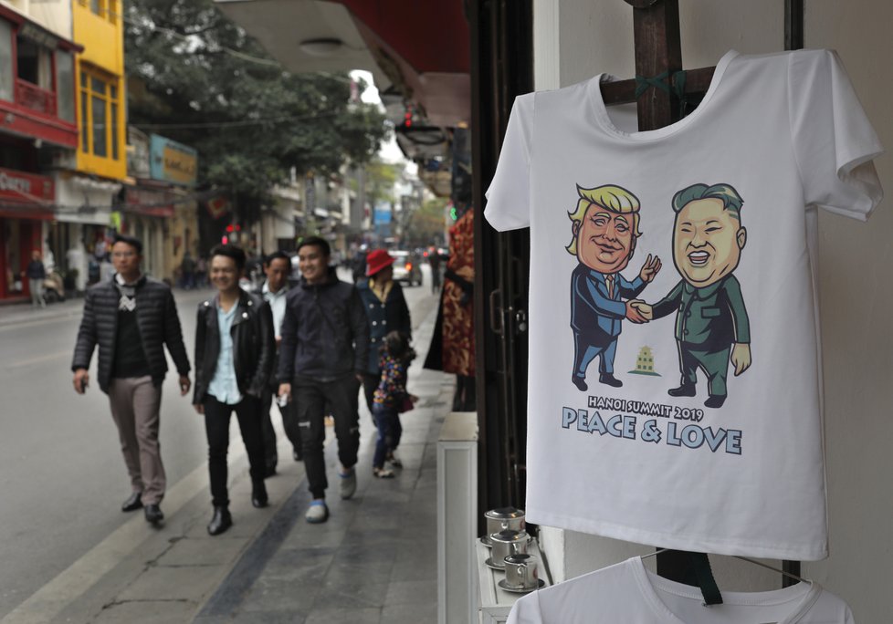 V Hanoji před summitem Kima a Trumpa platí zvýšená opatření.Na své si přijdou i prodejci, přišli s novou kolekcí triček.