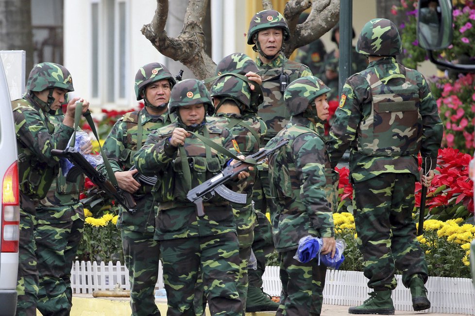 V Hanoji před summitem Kima a Trumpa platí zvýšená opatření. Na ulici hlídkují vojáci.