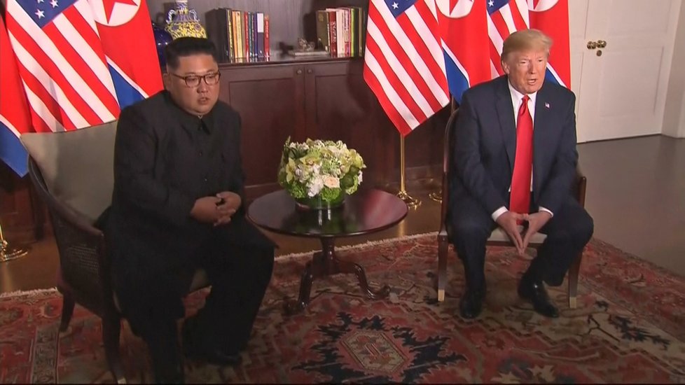 Trump a Kim na soukromé schůzce, před jejím zahájením ještě krátce promluvili s tiskem. Oba se domnívají, že jednání budou úspěšná.