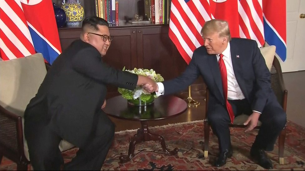 Trump a Kim na soukromé schůzce, před jejím zahájením ještě krátce promluvili s tiskem. Oba se domnívají, že jednání budou úspěšná