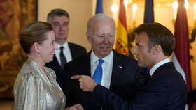 Summit NATO 2022: Americký prezident Joe Biden a francouzská hlava státu Emmanuel Macron (29.6.2022)