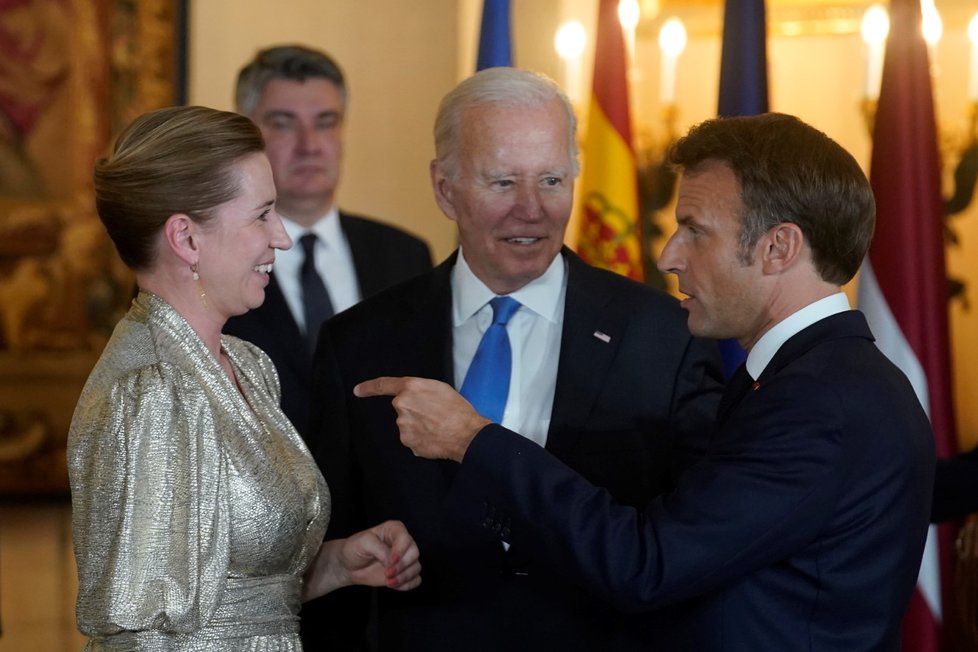 Summit NATO 2022: Americký prezident Joe Biden a francouzská hlava státu Emmanuel Macron (29.6.2022)