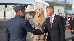 Odlet na summit NATO: Premiér Andrej Babiš (ANO) a Monika Babišová (7.7.2026)