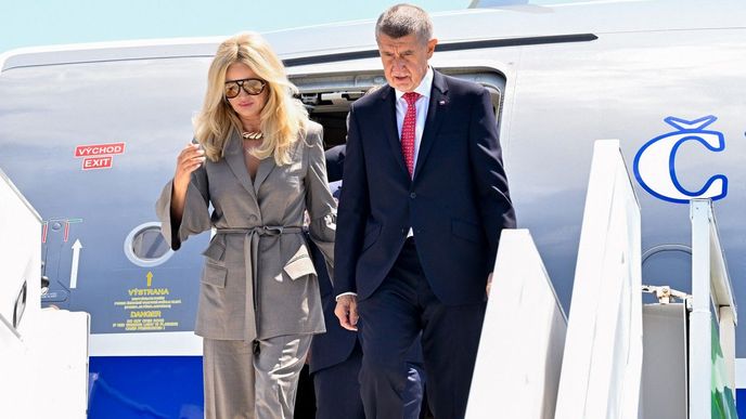 Premiér Andrej Babiš s manželkou Monikou přistáli v Ankaře. Zúčastní se summitu NATO. Premiér Andrej Babiš s manželkou Monikou přistáli v Ankaře. Zúčastní se summitu NATO.